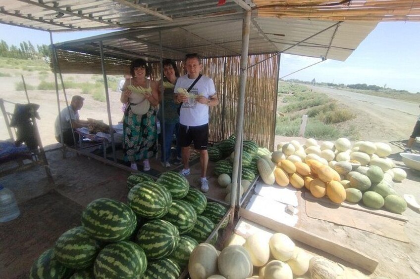 Un étal de marché où sont exposées des pastèques et des melons. 3