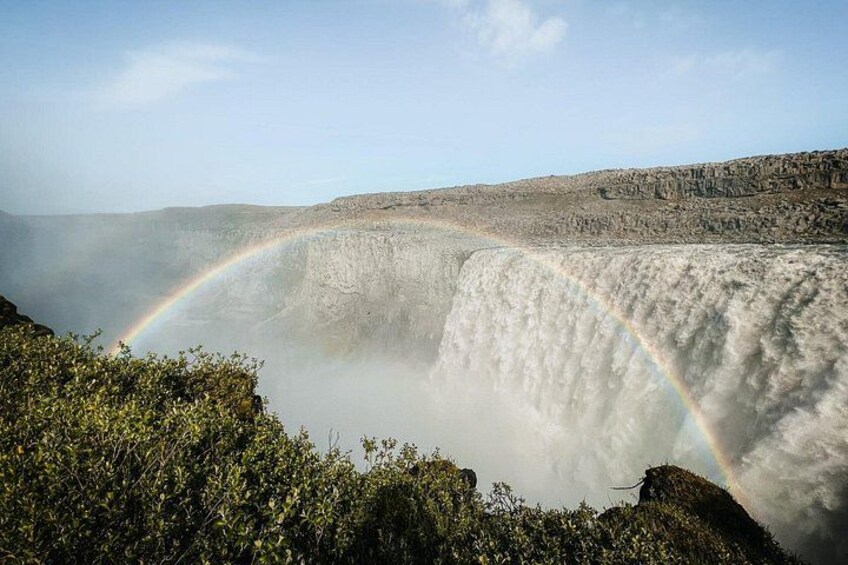 Une cascade avec un arc-en-ciel. 1