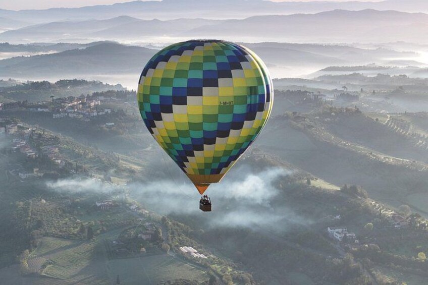 Hot air balloon over the hills of Pienza, Montalcino and Val D'Orcia 3