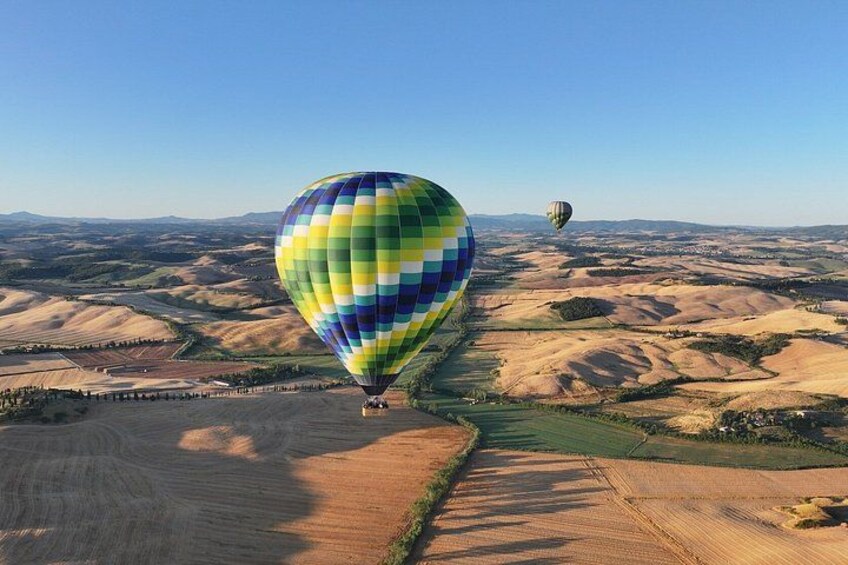 Hot air balloon over the hills of Pienza, Montalcino and Val D'Orcia 4