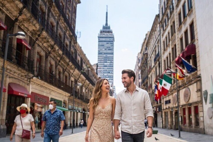 Een stel loopt over een straat met historische gebouwen, met de Empire State Building op de achtergrond. 2