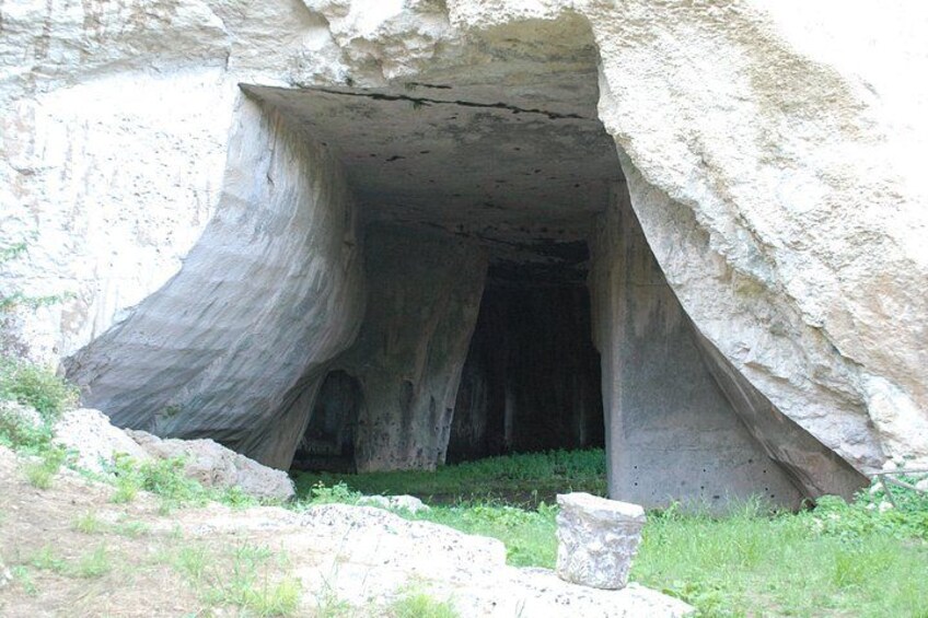 Entrada a una cueva con un arco natural. 5