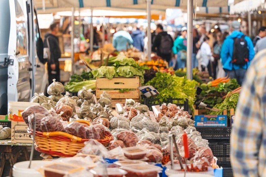 Un mercado con diversos vegetales y carnes a la vista. 2