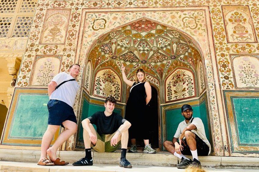 Un gruppo di persone di fronte a un edificio con dettagli architettonici elaborati e decorativi. 3