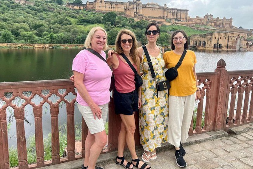 Quattro persone in piedi su un ponte, con un'antica fortezza sullo sfondo. 4