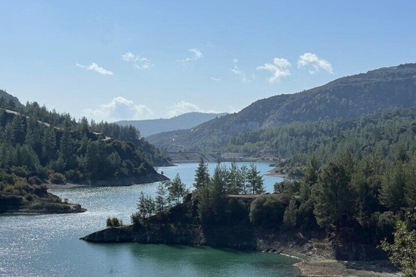 Ein See, umgeben von bewaldeten Hügeln. 1