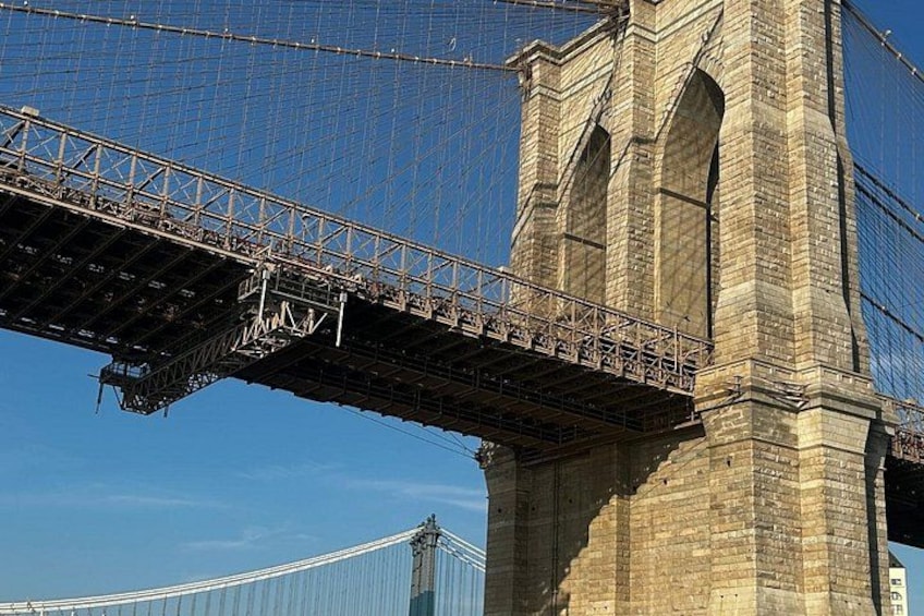 Eine Brücke mit einem großen Bogen und einem Hängeabschnitt. 5