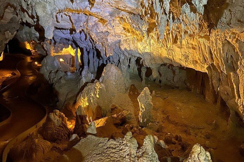 En hule med stalaktitter og stalagmitter, oplyst af kunstig belysning. 5