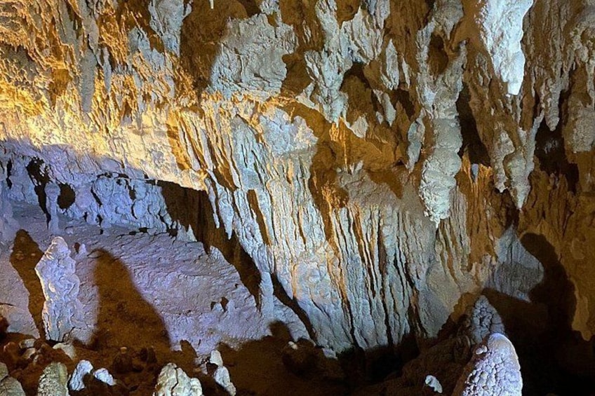 Grotteinteriør med stalaktitter og stalagmitter. 3