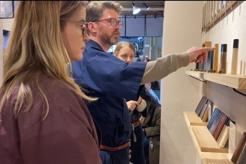 Une personne qui désigne du doigt une collection d’objets exposés sur un mur. 5