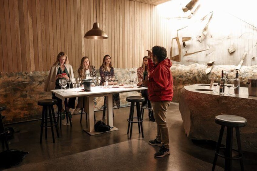 Un grupo de personas cenando en un restaurante con una decoración rústica y una zona de bar. 3