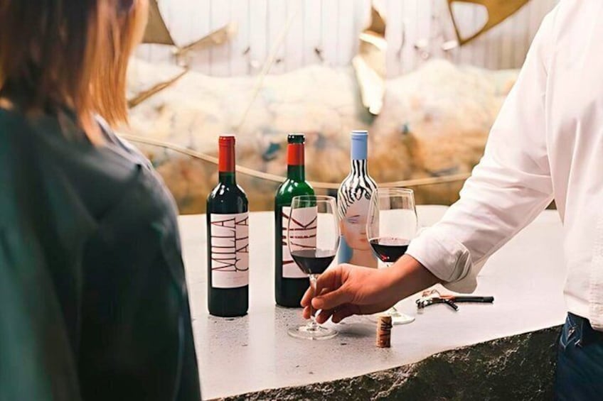 Una persona sirve vino de una botella en una copa. 4