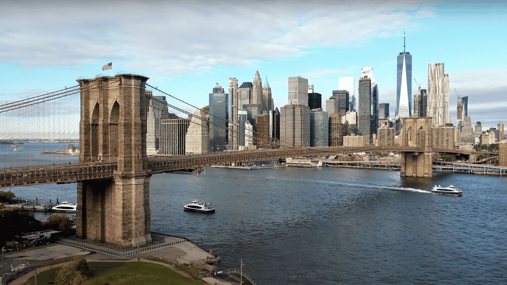 El puente de Brooklyn con el horizonte de Manhattan al fondo. 1
