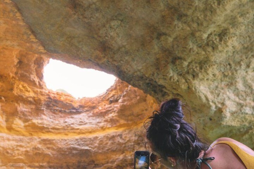 Une personne prend une photo de l’entrée d’une grotte. 5
