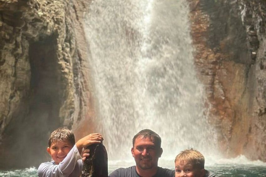 Een waterval met mensen op de voorgrond. 3