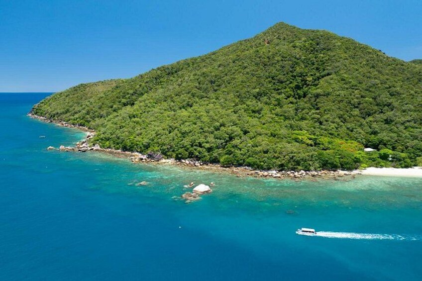 Une île verdoyante, luxuriante, entourée d’eaux d’un bleu cristallin. 1