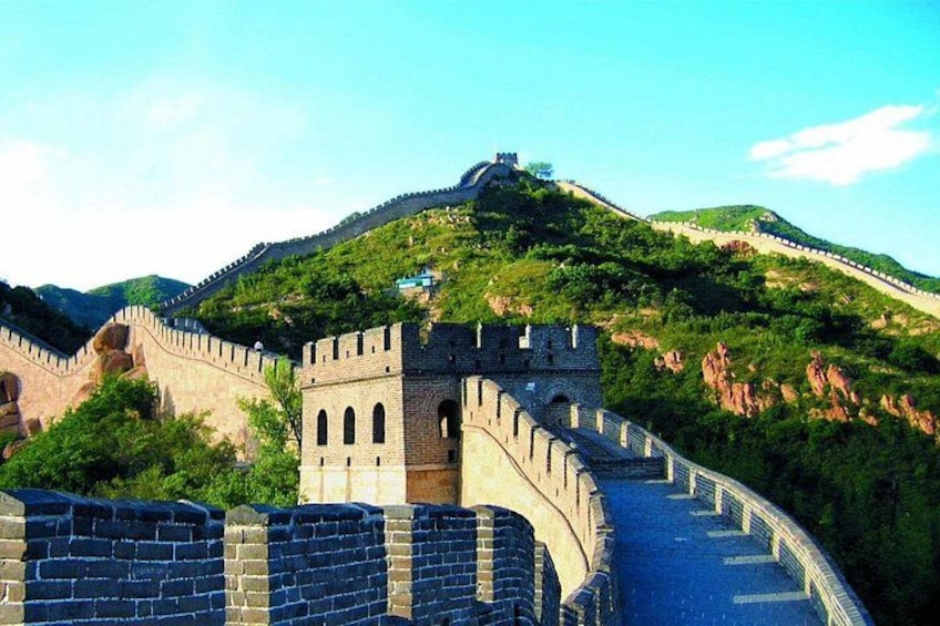 La Grande Muraglia cinese, un'antica fortificazione, serpeggia attraverso un paesaggio montuoso. 2