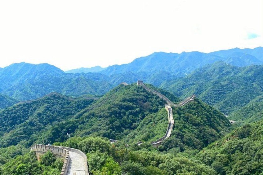 La Grande Muraglia Cinese serpeggia tra rigogliose montagne verdi. 3