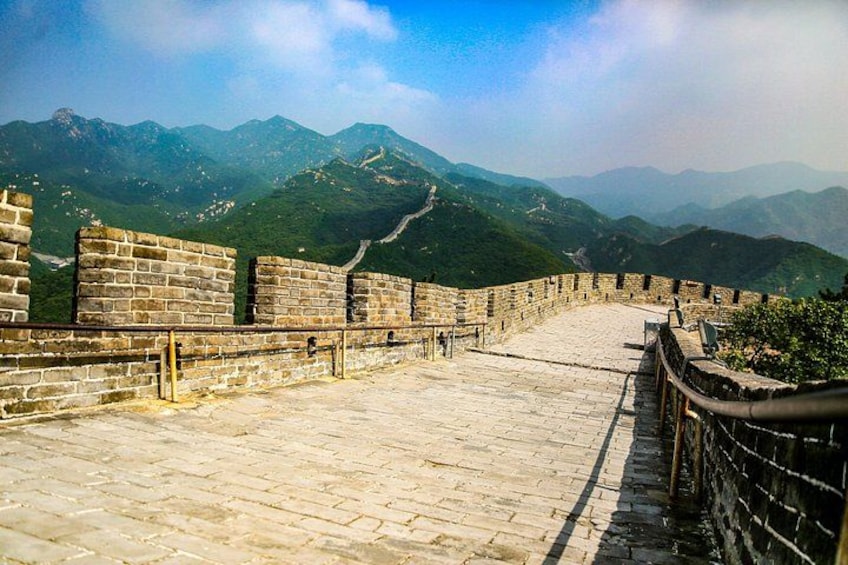 La Grande Muraglia Cinese con uno sfondo montuoso. 4
