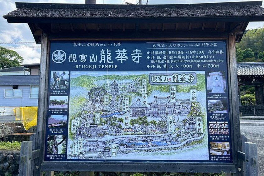 Tempelschild des Ryueji-Tempels mit einer detaillierten Karte und Informationen. 5
