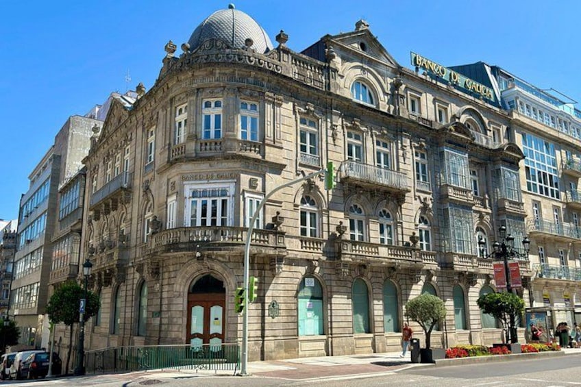 En historisk bygning med detaljeret arkitektur, herunder en kuppel og flere balkoner. 3