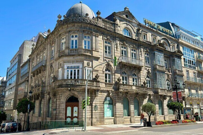 Ein historisches Gebäude mit aufwendiger Architektur, darunter eine Kuppel und mehrere Balkone. 3