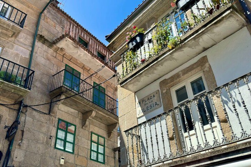 Un edificio con un letrero que dice 'PLAZA DE LA JULESIA'. 2