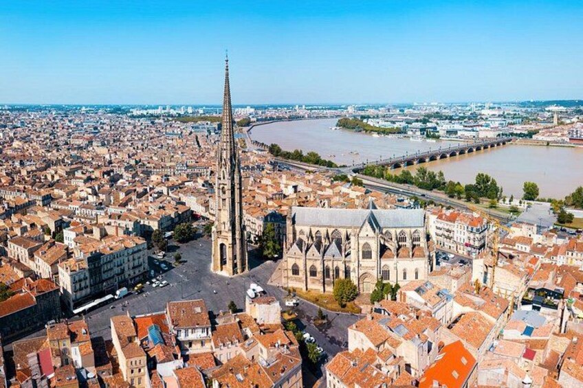 Une cathédrale avec une haute flèche, une rivière et un pont en arrière-plan. 3
