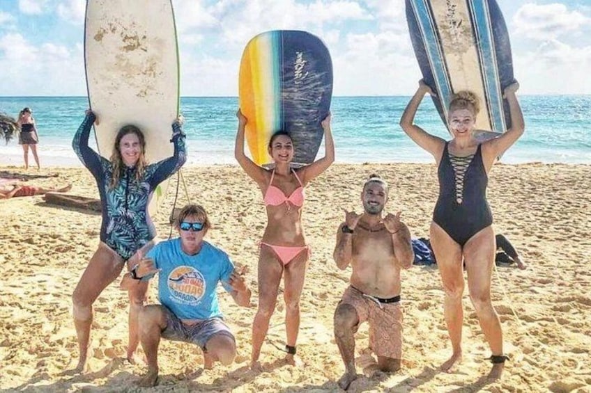 Un groupe de personnes sur une plage, tenant des planches de surf. 2