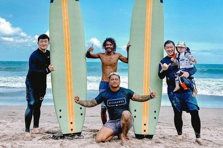 Un groupe de personnes sur une plage, avec des planches de surf. 4