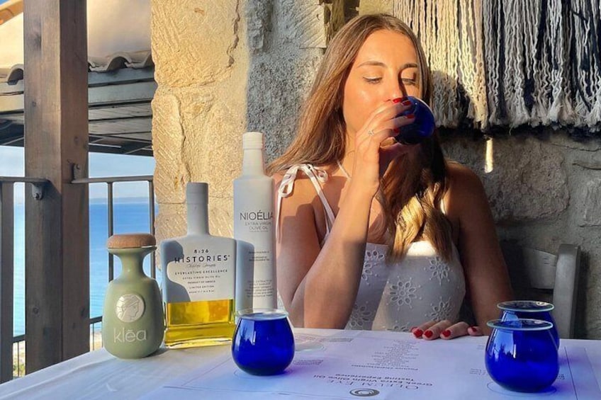Una persona seduta a un tavolo con diverse bottiglie e un menu. 1