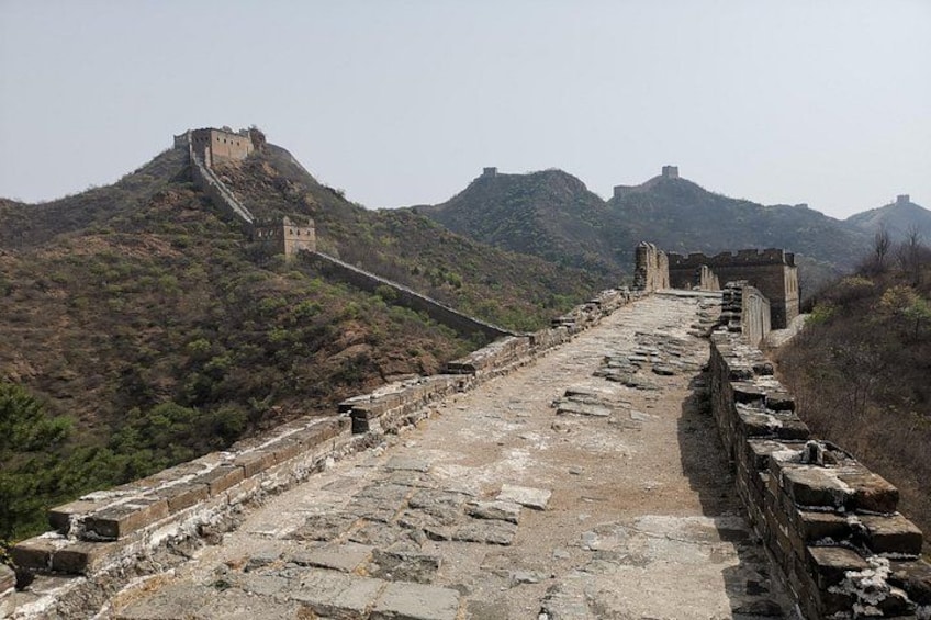 La Gran Muralla China, un monumento histórico, con un escarpado telón de fondo montañoso. 2