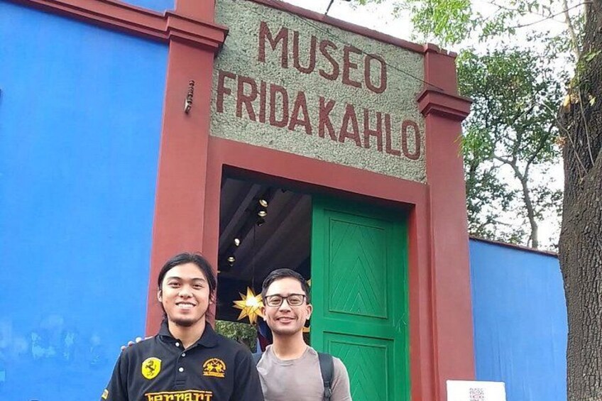 A building with a sign that reads 'MUSEO FRIDAKAHLO' and a green door. 4