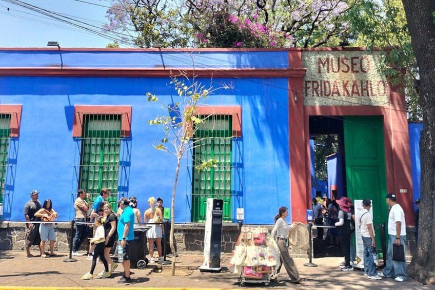 A building with a blue facade and a green door labeled 'MUSEO FRIDA KAHLO'. 2