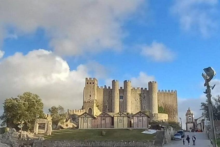 Eine historische Burg mit mehreren Türmen und einer Kirche. 3
