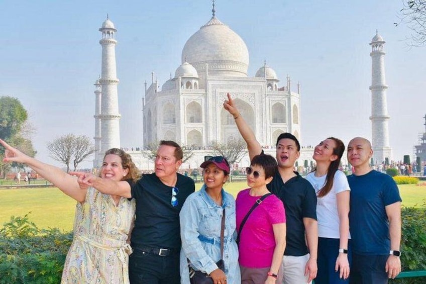 A group of people standing in front of the Taj Mahal. 2