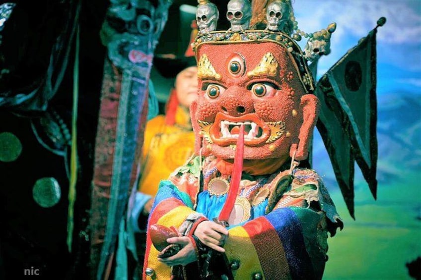 Een kleurrijk, versierd masker met een kroon en schedeldecoraties. 2