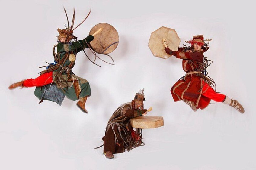 Drie figuren in actieve houdingen, elk met een schild. 3