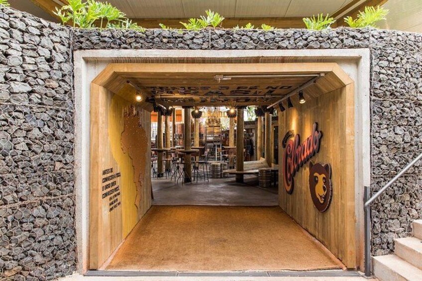 L’entrée d’un restaurant, avec un mur en pierre, une porte en bois et une enseigne ornée d’une tête de lion. 3
