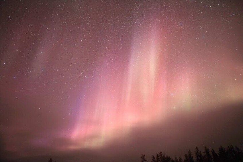 Un ciel nocturne illuminé par des aurores boréales. 2