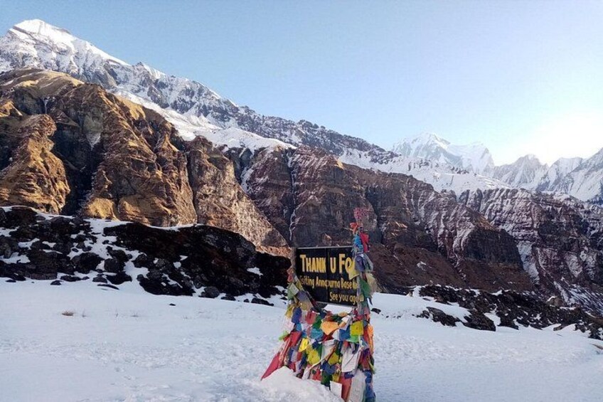 Un paysage de montagne avec des sommets enneigés et un drapeau de prières aux couleurs vives. 5