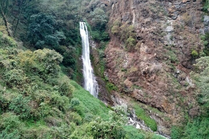 Une cascade se déversant le long d’une falaise rocheuse, entourée d’une végétation luxuriante. 5