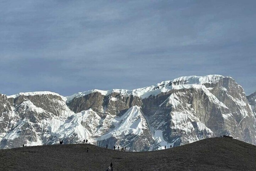 Une chaîne de montagnes enneigée sous un ciel dégagé. 1