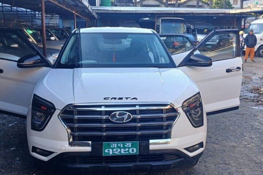 Un Hyundai Creta blanco estacionado en un estacionamiento con otros vehículos. 3