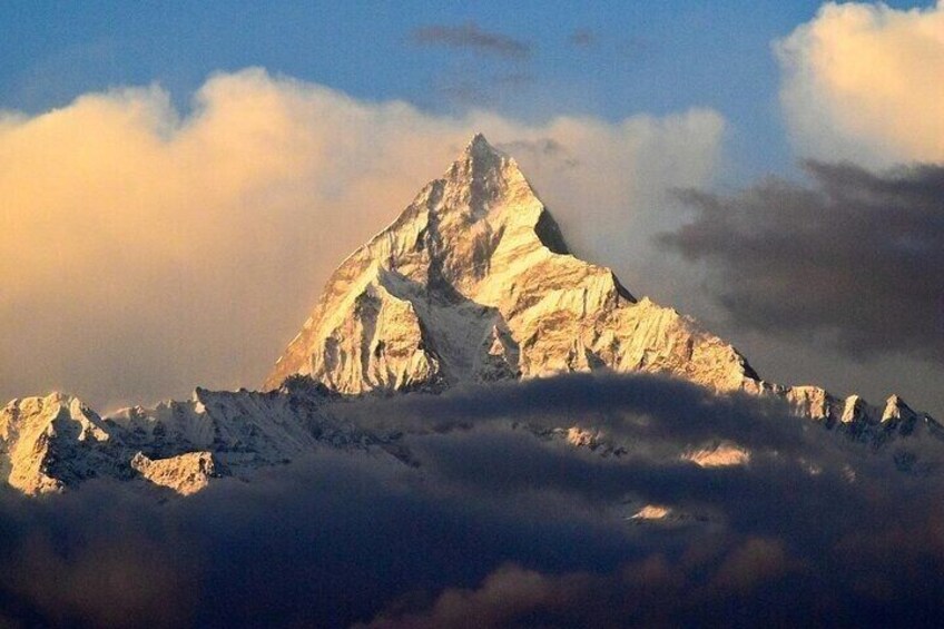 Un pico montañoso cubierto de nieve con un cielo despejado arriba. 1