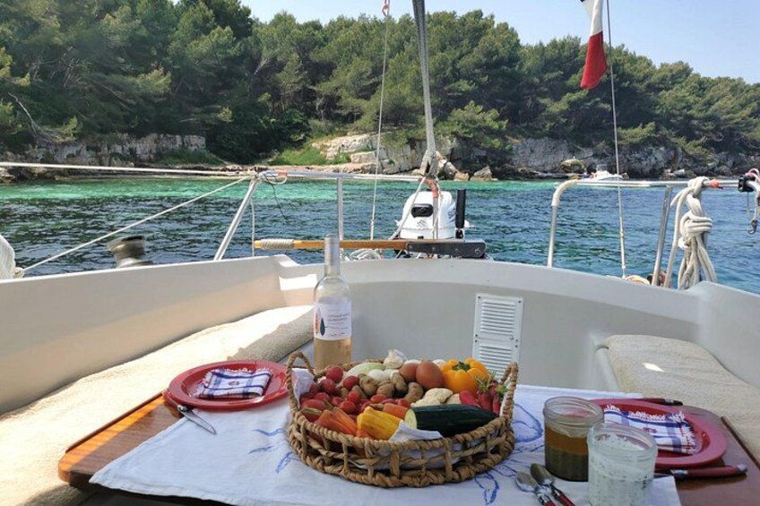 Picnic and rosé in a creek of the island 1