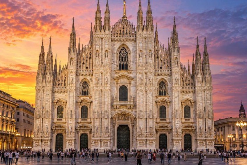 Eine prächtige Kathedrale mit aufwendiger gotischer Architektur, großen Bogenfenstern und einer belebten Menschenmenge davor. 1