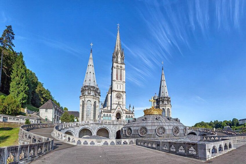 Une imposante cathédrale dotée de deux hautes flèches et d’un grand dôme, entourée d’un jardin bien entretenu et d’une promenade circulaire. 4