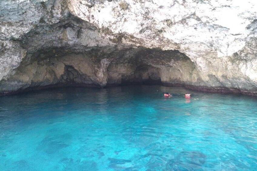 Ingresso di una grotta con acqua cristallina e un subacqueo. 1