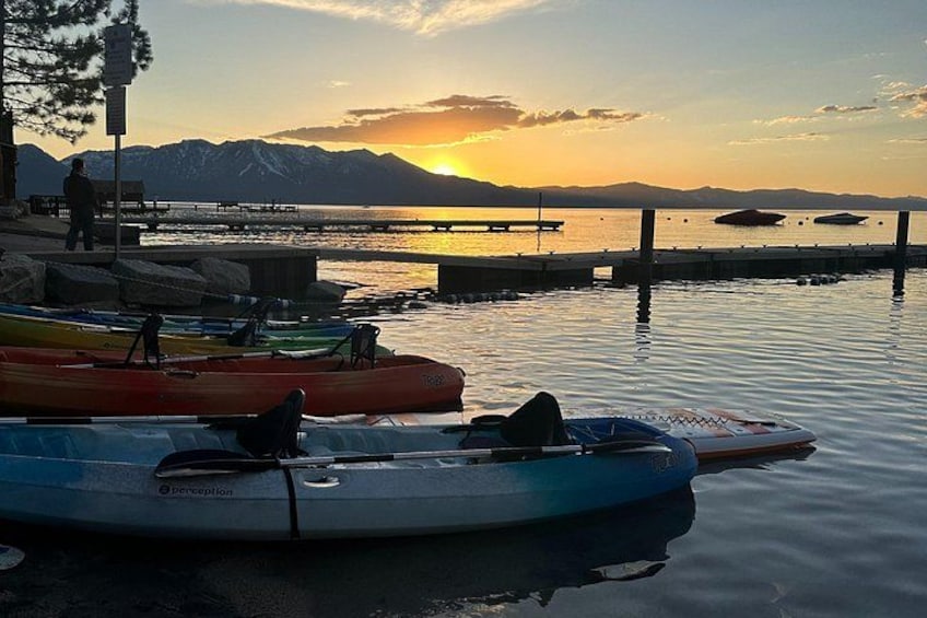 Un lac paisible, avec des kayaks et un quai, au coucher du soleil. 3